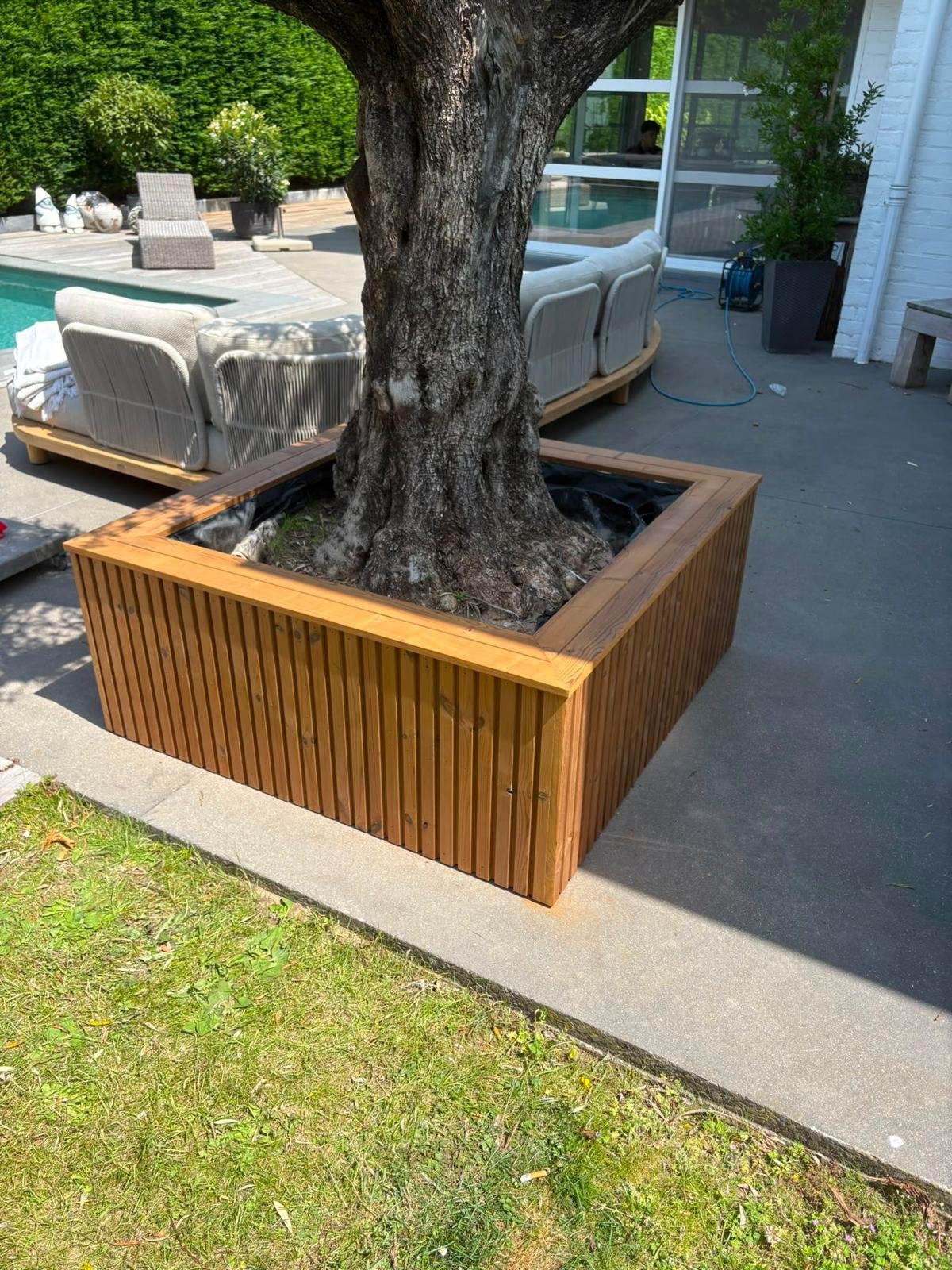 Buitenschrijnwerk olijfboom plantenbak door Verbrugghe